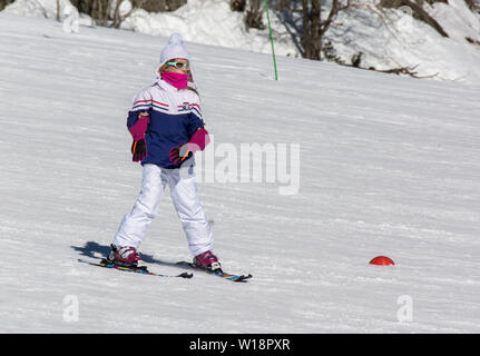 Les Pyrénées centrales à Pont Espagne. Jeune fille apprendre le ski.pas de bâtons. Banque D'Images