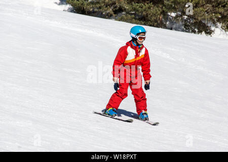 Les Pyrénées centrales à Pont Espagne. Jeune fille apprendre le ski.pas de bâtons. Banque D'Images