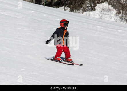 Les Pyrénées centrales à Pont Espagne. Jeune garçon apprendre le ski sur la pente pour les débutants.pas de bâtons. Banque D'Images