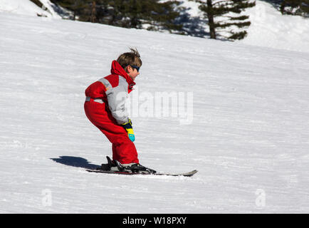 Les Pyrénées centrales à Pont Espagne. Jeune garçon apprendre le ski sur la pente pour les débutants.pas de bâtons. Banque D'Images