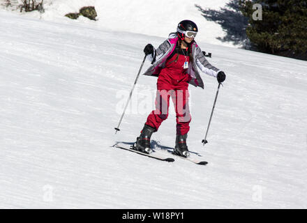 Les Pyrénées centrales à Pont Espagne. Jeune fille apprendre le ski.deux bâtons. Banque D'Images