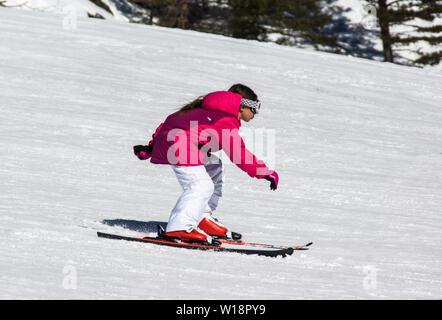 Les Pyrénées centrales à Pont Espagne. Jeune fille apprendre le ski sur la pente pour les débutants.pas de bâtons. Banque D'Images