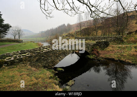 Vue sur Misty Watendlath tarn, Keswick, Parc National de Lake District, Cumbria, England, UK Banque D'Images