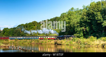 La loco vapeur Eric Treacy à Larpool viaduc, Whitby Banque D'Images