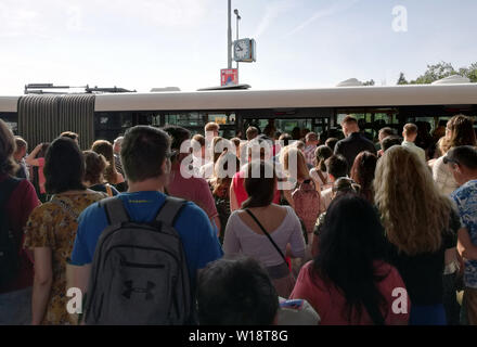 Les banlieusards sont entassés à la station de métro Kacerov le lundi, le 1er juillet 2019, comme l'opération entre la ligne C du métro Prazskeho Povstani-Kacerov section a été suspendu du 29 juin jusqu'au 6 juillet sur le remplacement des traverses de chemin de fer, transports assurés par les bus. (Photo/CTK Sarka Mrazova) Banque D'Images