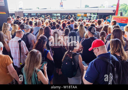 Les banlieusards sont entassés à la station de métro Kacerov le lundi, le 1er juillet 2019, comme l'opération entre la ligne C du métro Prazskeho Povstani-Kacerov section était s Banque D'Images