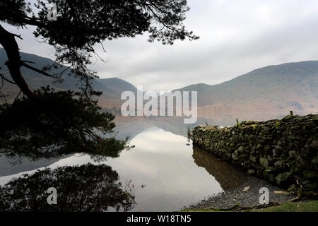 Mist sur Crummock Water, Parc National de Lake District, Cumbria, England, UK Banque D'Images