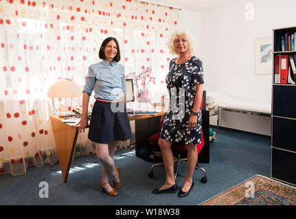 24 juin 2019, Hessen, Frankfurt/Main : Martina Voß (l) et Christiane Kunz, généralistes, sont dans sa pratique. Les médecins généralistes sont de Hesse de l'essai de nouveaux moyens d'aider les gens avec la dépression et les troubles anxieux. Un projet pilote appelé PREMA commencera au premier semestre de l'année. La pratique des deux médecins est l'un des premiers à participer au projet. Photo : Andreas Arnold/dpa Banque D'Images