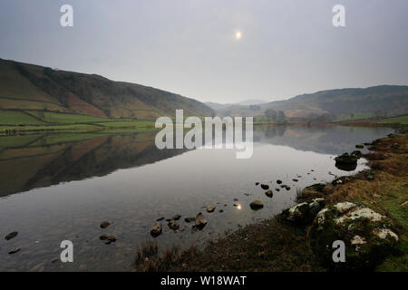 Vue sur Misty Watendlath tarn, Keswick, Parc National de Lake District, Cumbria, England, UK Banque D'Images