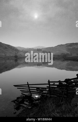 Vue sur Misty Watendlath tarn, Keswick, Parc National de Lake District, Cumbria, England, UK Banque D'Images