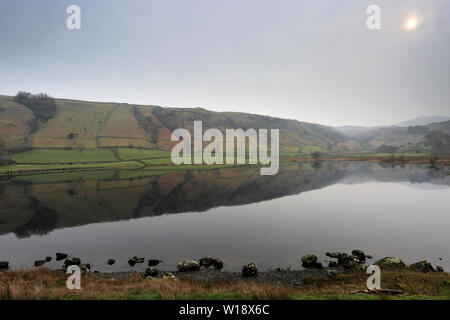 Vue sur Misty Watendlath tarn, Keswick, Parc National de Lake District, Cumbria, England, UK Banque D'Images