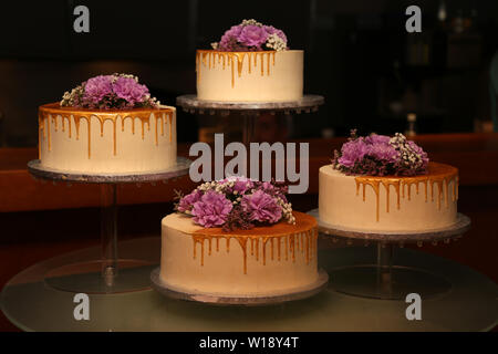 Gâteau de mariage. Gâteau de mariage dans des tons lilas. Banque D'Images