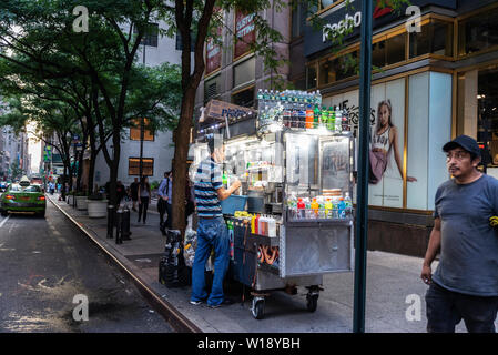 La ville de New York, USA - 1 août 2018 : Vendeur Dans votre camion alimentaire de hot-dog et boissons dans une rue avec des gens autour de Manhattan, New York City, USA Banque D'Images