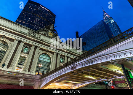 La ville de New York, USA - 1 août 2018 : Façade du Grand Central Terminal, terminal de trains de banlieue, de nuit avec la Chrysler et MetLife Building dans Banque D'Images