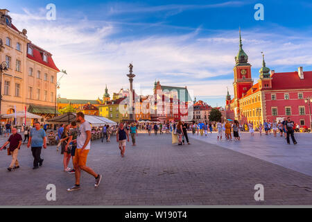 Varsovie, Pologne - 24 juin 2019 : Maisons colorées et Château Royal, Place de la vieille ville de la capitale polonaise Banque D'Images