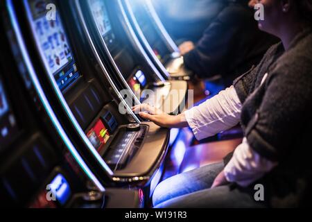 L'emplacement de Casino Les joueurs. Gens Jouer Machines à sous vidéo à l'intérieur situé à Las Vegas Casino. Banque D'Images