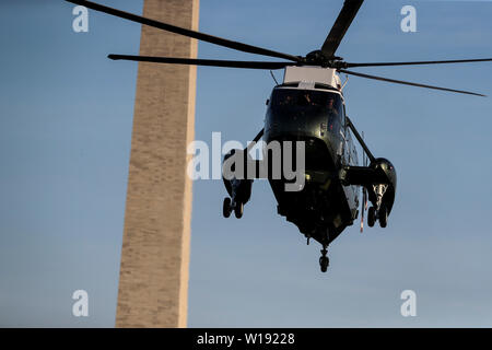 Washington DC, USA. 30 Juin, 2019. Un marin, avec le Président des Etats-Unis, Donald J. Trump à bord, arrive sur la pelouse Sud de la Maison Blanche le 30 juin 2019 à Washington, DC. Comme le Président renvoie à de la Corée du Sud. Credit : MediaPunch Inc/Alamy Live News Banque D'Images