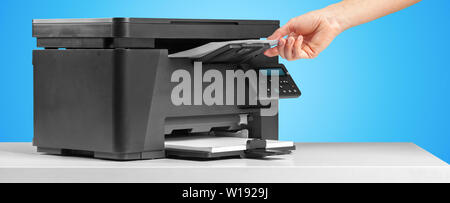 Machine imprimante copieur sur un fond coloré lumineux Banque D'Images