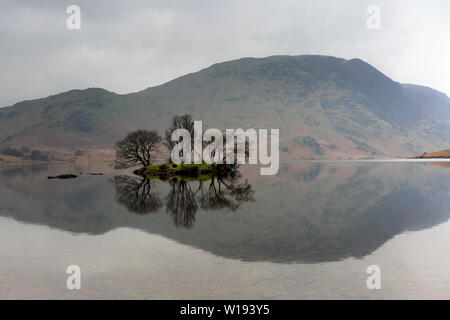 Mist sur Crummock Water, Parc National de Lake District, Cumbria, England, UK Banque D'Images