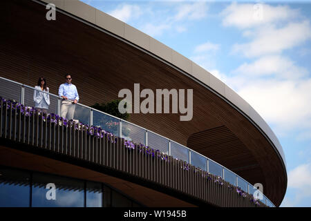 Spectateurs regarder l'action à partir de la zone d'accueil sur l'extérieur du tribunal un jour sur l'un des championnats de Wimbledon à l'All England Lawn Tennis et croquet Club, Wimbledon. Banque D'Images