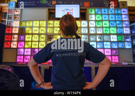 Londres, Royaume-Uni. 1er juillet 2019. Un chercheur pose avec un tableau périodique qui démontre comment les différents éléments sont utilisés à des fins différentes. Aperçu de l'exposition d'été scientifiques annuels à la Royal Society. 22 pièces montrant certaines des plus récentes et les plus novateurs de la recherche en science, ingénierie et technologie de tout le Royaume-Uni est présentée au public du 1er juillet au 7 juillet 2019. Crédit : Stephen Chung / Alamy Live News Banque D'Images