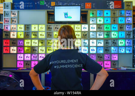 Londres, Royaume-Uni. 1er juillet 2019. Un chercheur pose avec un tableau périodique qui démontre comment les différents éléments sont utilisés à des fins différentes. Aperçu de l'exposition d'été scientifiques annuels à la Royal Society. 22 pièces montrant certaines des plus récentes et les plus novateurs de la recherche en science, ingénierie et technologie de tout le Royaume-Uni est présentée au public du 1er juillet au 7 juillet 2019. Crédit : Stephen Chung / Alamy Live News Banque D'Images