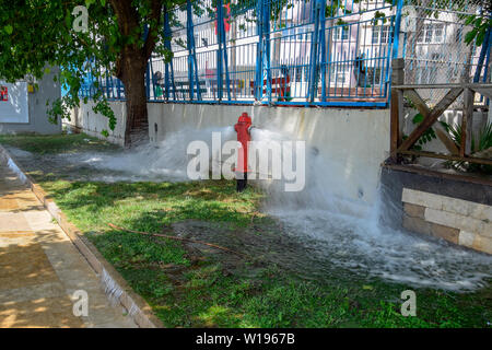 Antalya, Turquie - 20 mai 2019 : Ouverture d'incendie, l'eau s'écoule à partir d'un poteau incendie Banque D'Images