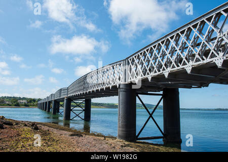 Pont ferroviaire sur la rivière Esk avec Montrose Montrose, au-delà du bassin, Angus, Scotland. Banque D'Images