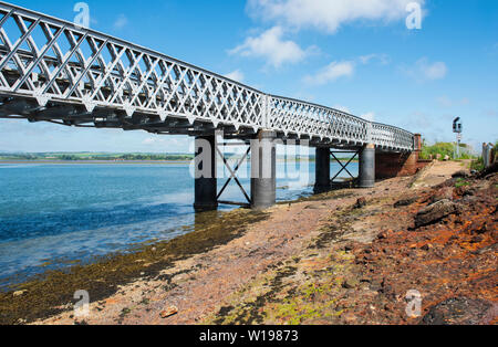 Pont ferroviaire sur la rivière Esk avec Montrose Montrose, au-delà du bassin, Angus, Scotland. Banque D'Images