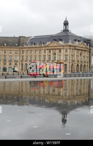 Le miroir de l'eau (Miroir d'eau) est une sculpture interactive par paysagiste Michel Corajoud, en face de la Place de la Bourse à Bordeaux. Banque D'Images