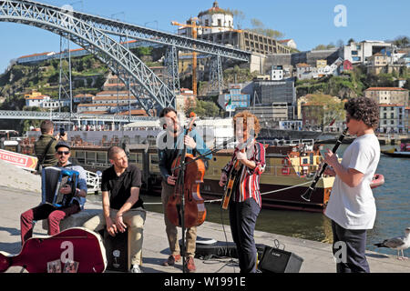 Des musiciens de rue portugais Mazei jouant des instruments sur la rivière Douro au quai Ribeira à Porto Porto Portugal touristes en Europe KATHY DEWITT Banque D'Images