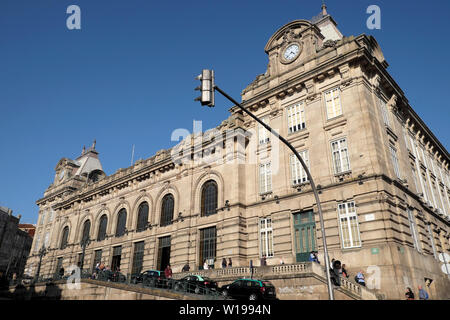 Vue de face de l'extérieur de la gare de Sao Bento dans la ville de Porto devant les gares ferroviaires Oporto Portugal Europe eu KATHY DEWITT Banque D'Images