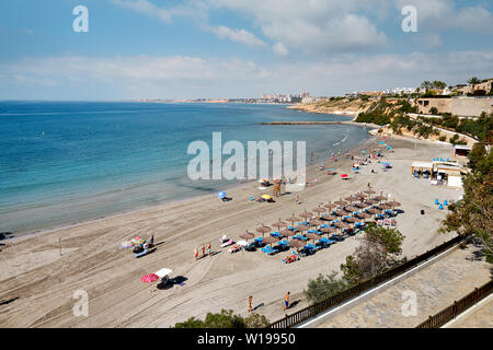 Torrevieja, Espagne - 25 juin 2019 ci-dessus : Vue de dessus les vacanciers l'été locations de vacances sur la mer, non loin de la mer Méditerranée de Cabo Roig est de sable Banque D'Images