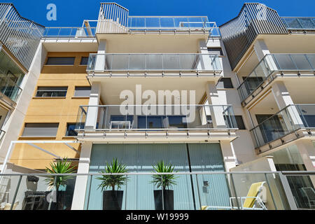 Orihuela, Espagne - 24 Avril 2019 : l'extérieur de l'édifice moderne de nouvelle-maison d'habitation à plusieurs étages dans le district de Villamartin, Costa Blanca, Espagne Banque D'Images