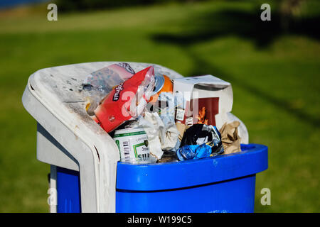 Torrevieja, Espagne - juin9, 2019 : Street trash can plein d'ordures. Notion de droit de la pollution de l'environnement problèmes mondiaux Banque D'Images