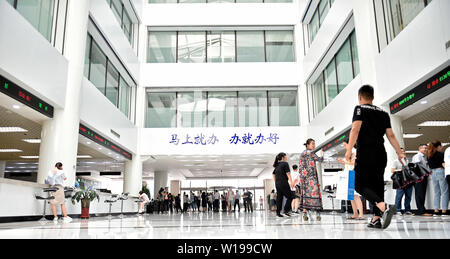 (190701) -- DALIAN, Juillet 1, 2019 (Xinhua) -- Photo prise le 24 juin 2019 montre que le gouvernement Affaires étrangères de Dalian Hall Salon de Chine (Jiangsu) Zone de libre-échange pilote à Dalian, Liaoning Province du nord-est de la Chine. Le Forum de Davos d'été 2019 se tient du 3 juillet dans le nord-est de la Chine, ville côtière de Dalian. Établi par le Forum économique mondial en 2007, le forum a lieu chaque année en Chine, en alternant entre les deux villes portuaires de Dalian et de Tianjin. Davos d'été ont contribué à remodeler le paysage de Dalian économie régionale et renforcer le port de commerce avec les autres marchés. Dalian est devenu un je Banque D'Images