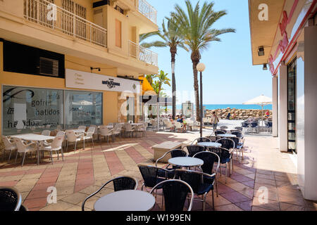 Torrevieja, Espagne - 16 mai 2019 : charmante rue vide avec tables et chaises à l'extérieur en plein air, cafés et restaurants sur la mer Méditerranée, l'Espagne Banque D'Images