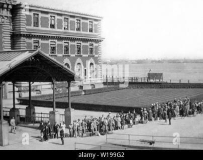 Les immigrants arrivant à Ellis Island, New York Banque D'Images