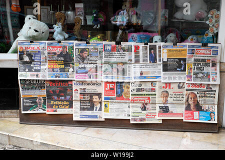 Affichage de diverses pages de journaux politiques et sportifs devant un magasin dans le quartier de Bairro Alto à Lisbonne Portugal Europe UE KATHY DEWITT Banque D'Images