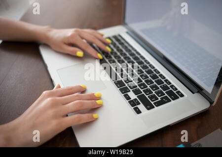 Women's Hands avec tendance manucure jaune tapez du texte sur un clavier d'ordinateur portable. Concept de planification d'entreprise. Banque D'Images