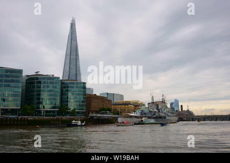 Cityscape London Skyline comme vu à partir de la Tamise. Le HMS Belfast museum ship et le Fragment gratte-ciel. Banque D'Images