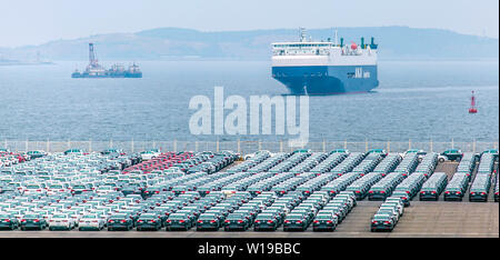 (190701) -- DALIAN, Juillet 1, 2019 (Xinhua) -- Photo prise le 28 juin 2019 montre le véhicule de terminal Port de Dalian de Dalian, Liaoning Province du nord-est de la Chine. Le Forum de Davos d'été 2019 se tient du 3 juillet dans le nord-est de la Chine, ville côtière de Dalian. Établi par le Forum économique mondial en 2007, le forum a lieu chaque année en Chine, en alternant entre les deux villes portuaires de Dalian et de Tianjin. Davos d'été a été redessiner le paysage de l'économie régionale et de Dalian renforçant le port de commerce avec les autres marchés. Shanghai est devenue une ville internationale et un haut lieu de Chi Banque D'Images