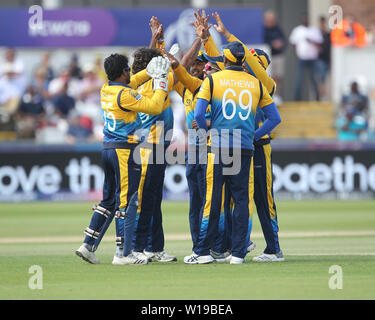 Chester le Street, au Royaume-Uni. 1er juillet 2019. Sri Lanka's Lasith Malinga célèbre avec ses coéquipiers après avoir rejeté Antilles' Sunil Ambris au cours de l'ICC Cricket World Cup 2019 match entre le Sri Lanka et Antilles au Emirates Riverside, Chester le Street le lundi 1er juillet 2019. Banque D'Images