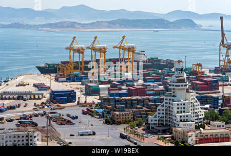 (190701) -- DALIAN, Juillet 1, 2019 (Xinhua) -- Photo prise le 24 juin 2019 présente le terminal à conteneurs Dayaowan à Dalian, Liaoning Province du nord-est de la Chine. Le Forum de Davos d'été 2019 se tient du 3 juillet dans le nord-est de la Chine, ville côtière de Dalian. Établi par le Forum économique mondial en 2007, le forum a lieu chaque année en Chine, en alternant entre les deux villes portuaires de Dalian et de Tianjin. Davos d'été a été redessiner le paysage de l'économie régionale et de Dalian renforçant le port de commerce avec les autres marchés. Shanghai est devenue une ville internationale et un haut lieu de la Chine. Banque D'Images