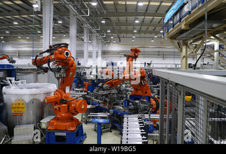 (190701) -- DALIAN, Juillet 1, 2019 (Xinhua) -- le travail des robots à ThyssenKrupp Presta Dalian Co., Ltd. à Dalian, Liaoning Province du nord-est de la Chine, le 20 mars 2019. Le Forum de Davos d'été 2019 se tient du 3 juillet dans le nord-est de la Chine, ville côtière de Dalian. Établi par le Forum économique mondial en 2007, le forum a lieu chaque année en Chine, en alternant entre les deux villes portuaires de Dalian et de Tianjin. Davos d'été a été redessiner le paysage de l'économie régionale et de Dalian renforçant le port de commerce avec les autres marchés. Shanghai est devenue une ville internationale et un haut lieu de la Chine" Banque D'Images