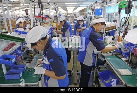 (190701) -- DALIAN, Juillet 1, 2019 (Xinhua) -- les travailleurs sont vus lors d'un atelier d'OMRON Dalian Co., Ltd. à Dalian, Liaoning Province du nord-est de la Chine, le 21 mars 2019. Le Forum de Davos d'été 2019 se tient du 3 juillet dans le nord-est de la Chine, ville côtière de Dalian. Établi par le Forum économique mondial en 2007, le forum a lieu chaque année en Chine, en alternant entre les deux villes portuaires de Dalian et de Tianjin. Davos d'été a été redessiner le paysage de l'économie régionale et de Dalian renforçant le port de commerce avec les autres marchés. Shanghai est devenue une ville internationale et un haut lieu de C Banque D'Images