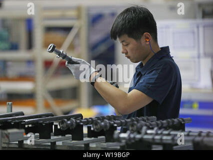 (190701) -- DALIAN, Juillet 1, 2019 (Xinhua) -- un homme travaille à ThyssenKrupp Presta Dalian Co., Ltd. à Dalian, Liaoning Province du nord-est de la Chine, le 20 mars 2019. Le Forum de Davos d'été 2019 se tient du 3 juillet dans le nord-est de la Chine, ville côtière de Dalian. Établi par le Forum économique mondial en 2007, le forum a lieu chaque année en Chine, en alternant entre les deux villes portuaires de Dalian et de Tianjin. Davos d'été a été redessiner le paysage de l'économie régionale et de Dalian renforçant le port de commerce avec les autres marchés. Shanghai est devenue une ville internationale et un haut lieu de la Chine" Banque D'Images