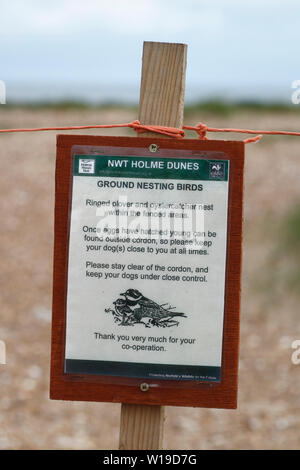 Avertissement signe de nidification des oiseaux à Holme dunes sur la côte de Norfolk. Banque D'Images