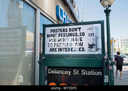 Un drôle de publicité astucieuse pour lait chêne Oatly affiché au-dessus d'une entrée du métro dans le Lower East Side de Manhattan, New York. Banque D'Images