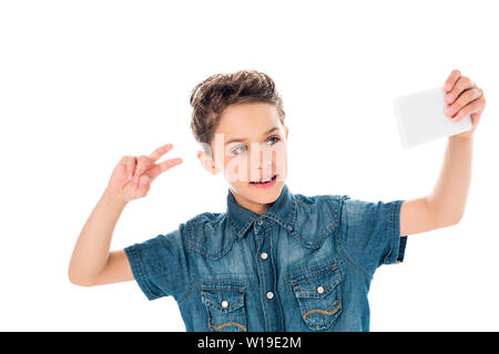 Kid en chemise en jean et selfies en montrant peace sign isolated on white Banque D'Images